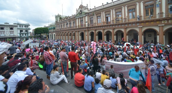 Cientos de antorchistas marcharon por varias calles de la ciudad Xalapa abonando al caos vial que se vive en el centro de la capital. Las peticiones, las mismas de siempre; obras para las colonias ocupadas ilegalmente.  