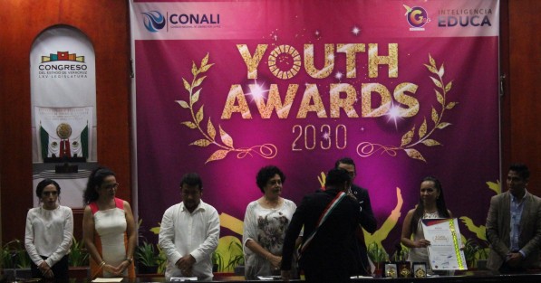 representantes del Consejo Nacional de Líderes por la Paz, el Corporativo de Inteligencia EDUCA y el Movimiento Juvenil Generación Nacional, realizaron la Primer Entrega de la presea Youth Awards 2030 Veracruz, a jóvenes de la entidad, en reconocimiento al liderazgo y compromiso social que han mostrado en favor de la paz mundial. 