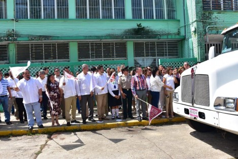 Este lunes en Coatzacoalcos inició la distribución de 9 millones 890 mil 087 libros de texto gratuitos en 17 mil centros escolares para el inicio del ciclo escolar 2019-2020, el 26 de agosto; informó la Secretaría de Educación de Veracruz (SEV).  