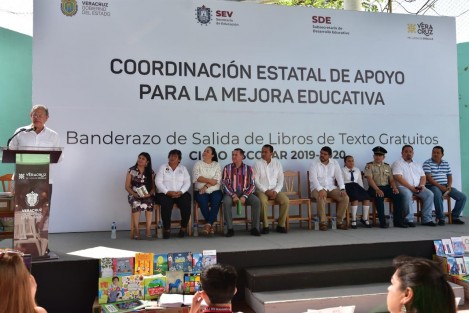 Este lunes en Coatzacoalcos inició la distribución de 9 millones 890 mil 087 libros de texto gratuitos en 17 mil centros escolares para el inicio del ciclo escolar 2019-2020, el 26 de agosto; informó la Secretaría de Educación de Veracruz (SEV).  
