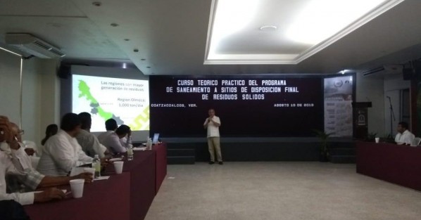 Continuando con los trabajos encaminados a la política <em>Hacia Basura Cero</em>, impulsada por el gobierno federal, la SEDEMA llevó a cabo un curso de capacitación a municipios del sur de Veracruz para que realicen un adecuado manejo de los Residuos Sólidos Urbanos.