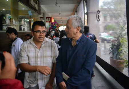 El Presidente Municipal de Xalapa, Hipólito Rodríguez Herrero, anunció que habrá cambios en el sentido de las calles, dijo que es un proceso que no se aprende de un día para otro el cambio que es de vías alternas, y gradualmente la gente lo va  ir entendiendo. 
