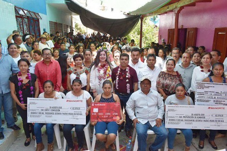 Con el fin de fomentar el autoempleo, la Secretaría de Trabajo, Previsión Social y Productividad (STPSP) entregó apoyos por casi 300 mil pesos a 106 personas de los municipios de Tlalchichilco, Platón Sánchez y Chicontepec, abarcando las modalidades de Capacitación para el Autoempleo y Capacitación en Micro y Pequeñas Empresas.