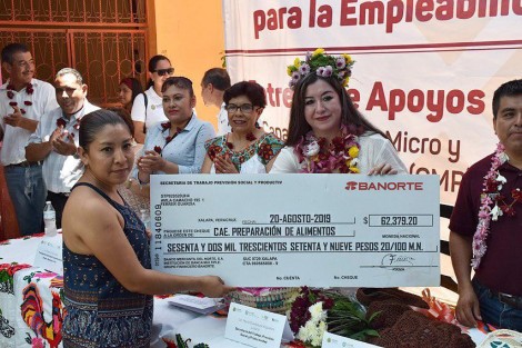 Con el fin de fomentar el autoempleo, la Secretaría de Trabajo, Previsión Social y Productividad (STPSP) entregó apoyos por casi 300 mil pesos a 106 personas de los municipios de Tlalchichilco, Platón Sánchez y Chicontepec, abarcando las modalidades de Capacitación para el Autoempleo y Capacitación en Micro y Pequeñas Empresas.