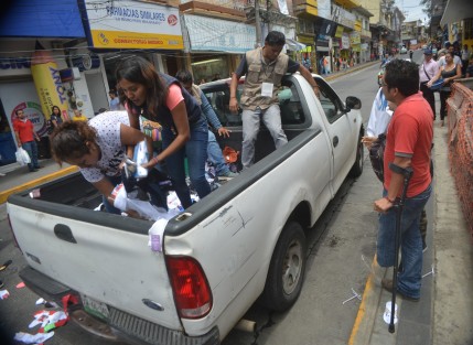 Inspectores de comercio del ayuntamiento de Xalapa intentaron quitar calcetines y calcetas  a comerciantes ambulantes que vendían sus productos frente al mercado Jáuregui. Ayudados por otros comerciantes y peatones, impidieron dicho acto, ya que dicen ellos se ganan dignamente el dinero.