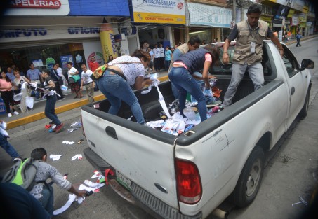 Inspectores de comercio del ayuntamiento de Xalapa intentaron quitar calcetines y calcetas  a comerciantes ambulantes que vendían sus productos frente al mercado Jáuregui. Ayudados por otros comerciantes y peatones, impidieron dicho acto, ya que dicen ellos se ganan dignamente el dinero.