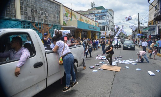 Inspectores de comercio del ayuntamiento de Xalapa intentaron quitar calcetines y calcetas  a comerciantes ambulantes que vendían sus productos frente al mercado Jáuregui. Ayudados por otros comerciantes y peatones, impidieron dicho acto, ya que dicen ellos se ganan dignamente el dinero.