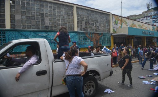 Inspectores de comercio del ayuntamiento de Xalapa intentaron quitar calcetines y calcetas  a comerciantes ambulantes que vendían sus productos frente al mercado Jáuregui. Ayudados por otros comerciantes y peatones, impidieron dicho acto, ya que dicen ellos se ganan dignamente el dinero. 