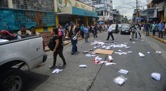 Inspectores de comercio del ayuntamiento de Xalapa intentaron quitar calcetines y calcetas  a comerciantes ambulantes que vendían sus productos frente al mercado Jáuregui. Ayudados por otros comerciantes y peatones, impidieron dicho acto, ya que dicen ellos se ganan dignamente el dinero. 