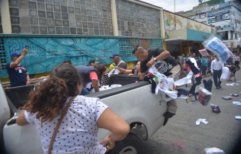 Inspectores de comercio del ayuntamiento de Xalapa intentaron quitar calcetines y calcetas  a comerciantes ambulantes que vendían sus productos frente al mercado Jáuregui. Ayudados por otros comerciantes y peatones, impidieron dicho acto, ya que dicen ellos se ganan dignamente el dinero. 