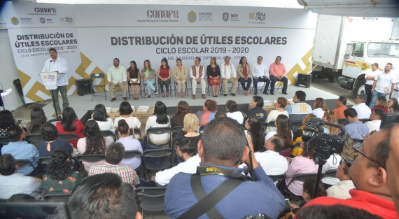 El gobernador del Estado, Cuitláhuac García  en compañía del secretario de educación Zenyancen Roberto Escobar García dieron el banderazo de inicio de la distribución de útiles escolares ciclo escolar 2019-2020.