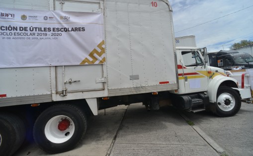 El gobernador del Estado, Cuitláhuac García  en compañía del secretario de educación Zenyancen Roberto Escobar García dieron el banderazo de inicio de la distribución de útiles escolares ciclo escolar 2019-2020.