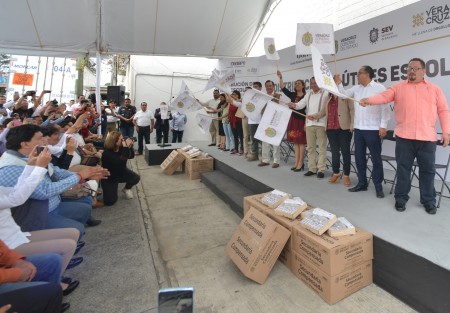 El gobernador del Estado, Cuitláhuac García  en compañía del secretario de educación Zenyancen Roberto Escobar García dieron el banderazo de inicio de la distribución de útiles escolares ciclo escolar 2019-2020.