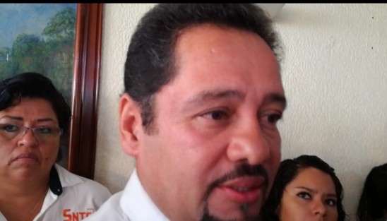 Daniel Cobarruvias López, Secretario de Trabajos y Conflictos de la Seccion 32 del SNTE, informó que hay riesgo de que los Maestros no inicien el Ciclo Escolar si no les solucionan sus demandas, y sería el paro en todas las escuelas a nivel estado. 