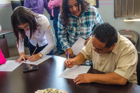  La firma del Acta fue dirigida por la Lic. Abigail Gómez Arriaga Enlace Estatal de los Consejos Municipales en representación del Mtro. Félix Ceballos Alba Coordinador Ejecutivo de CECONEPASE, siendo la Escuela Benito Juárez de Teocelo la beneficiada y que tendrá a bien el mejoramiento de sus espacios educativos, para lo cual el Director Comisionado de la Escuela Lic. Benito Juárez, Efraín Salazar Pérez fue el encargado de firmar el Acta. 
