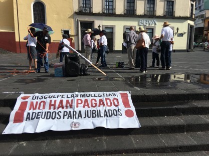 Maestros jubilados reunidos en la Agrupación de Jubilados y Pensionados del ISSSTE en el estado de Veracruz  (AJUPIV), se manifestaron este jueves en plaza Lerdo para demandar el pago de diversos adeudos por parte del Gobierno del Estado, mismos que datan de 2014. De no ser atendidos hoy por el Gobernador, afirman que acudirán a la Ciudad de México para buscar al propio Presidente AMLO. 

