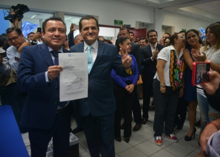 José de Jesús Mancha Alarcón aspirante a la Dirigencia del Partido Acción Nacional (PAN) en Veracruz, realizó el registro en las oficinas del partido fue acompañado por diputados locales y la senadora Indira Rosales.  El excandidato a la gubernatura de Veracruz, Miguel Ángel Yunes Márquez, aseguró que volverán a ganar la dirigencia, y en 2024 ahora sí ganarán la elección a gobernador.  
