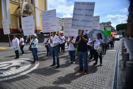 Integrantes de AJUPIV luego de  manifestarse plaza Lerdo marcharon por varias calles del centro de la ciudad, desquisiando aún más el complicado tráfico de la zona.