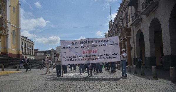 Integrantes de AJUPIV luego de  manifestarse plaza Lerdo marcharon por varias calles del centro de la ciudad, desquisiando aún más el complicado tráfico de la zona.