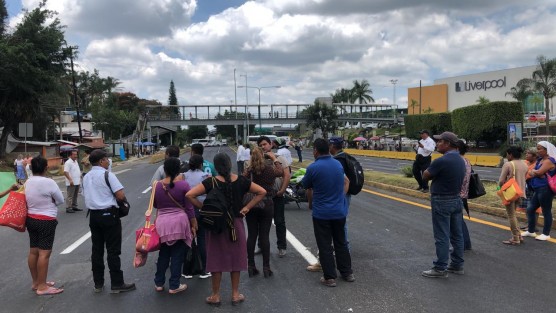 Luego de no llegar a un acuerdo con autoridades de la SEV, habitantes de Chicontepec bloquearon por varios minutos ambos carriles de la avenida Lázaro Cárdenas. Después, reingresaron a la dependencia.  