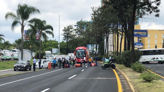 Luego de no llegar a un acuerdo con autoridades de la SEV, habitantes de Chicontepec bloquearon por varios minutos ambos carriles de la avenida Lázaro Cárdenas. Después, reingresaron a la dependencia.  
