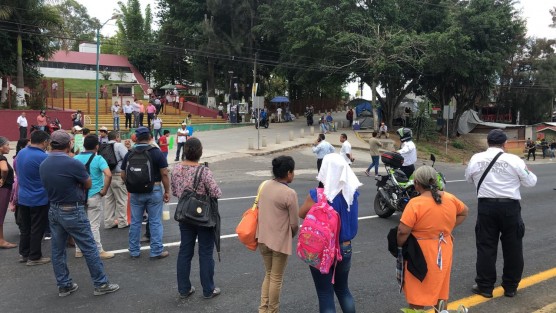 Luego de no llegar a un acuerdo con autoridades de la SEV, habitantes de Chicontepec bloquearon por varios minutos ambos carriles de la avenida Lázaro Cárdenas. Después, reingresaron a la dependencia.  