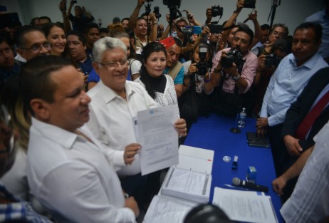 Joaquín Rosendo Guzmán Avilés, aspirante a la dirigencia del Partido Acción Nacional en Veracruz, llevó a cabo su registro  en las oficinas del partido. A diferencia de su contrincante, se hizo acompañar por otro grupo de diputados, así como del Senador Julen Rementería.