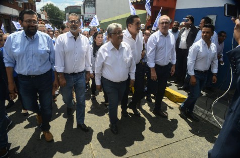 Joaquín Rosendo Guzmán Avilés, aspirante a la dirigencia del Partido Acción Nacional en Veracruz, llevó a cabo su registro  en las oficinas del partido. A diferencia de su contrincante, se hizo acompañar por otro grupo de diputados, así como del Senador Julen Rementería.