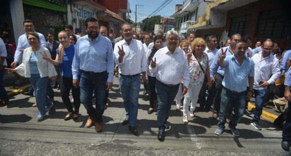 Previo a su registro, Guzmán Avilés se tomó la foto oficial en comapañía de alcaldes, diputados y simpatizantes.  
