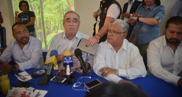 Joaquín Rosendo Guzmán Avilés, aspirante a la dirigencia del Partido Acción Nacional en Veracruz, llevó a cabo su registro  en las oficinas del partido. A diferencia de su contrincante, se hizo acompañar por otro grupo de diputados, así como del Senador Julen Rementería.
