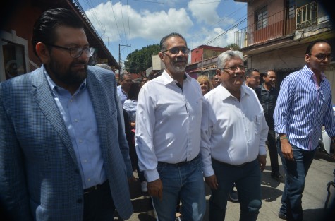 Joaquín Rosendo Guzmán Avilés, aspirante a la dirigencia del Partido Acción Nacional en Veracruz, llevó a cabo su registro  en las oficinas del partido. A diferencia de su contrincante, se hizo acompañar por otro grupo de diputados, así como del Senador Julen Rementería.
