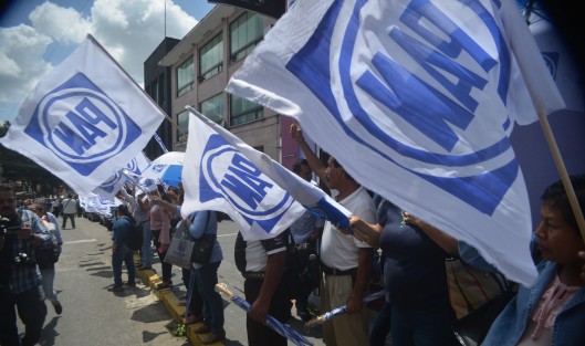 Joaquín Rosendo Guzmán Avilés, aspirante a la dirigencia del Partido Acción Nacional en Veracruz, llevó a cabo su registro  en las oficinas del partido. A diferencia de su contrincante, se hizo acompañar por otro grupo de diputados, así como del Senador Julen Rementería.

