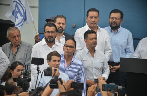 Joaquín Rosendo Guzmán Avilés, aspirante a la dirigencia del Partido Acción Nacional en Veracruz, llevó a cabo su registro  en las oficinas del partido. A diferencia de su contrincante, se hizo acompañar por otro grupo de diputados, así como del Senador Julen Rementería.
