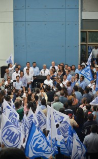 Joaquín Rosendo Guzmán Avilés, aspirante a la dirigencia del Partido Acción Nacional en Veracruz, llevó a cabo su registro  en las oficinas del partido. A diferencia de su contrincante, se hizo acompañar por otro grupo de diputados, así como del Senador Julen Rementería.
