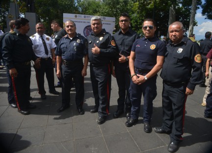Autoridades municipales entregaron equipo a los Bomberos de Xalapa durante la conmemoración del 57 aniversario del Día Nacional del  Bombero.