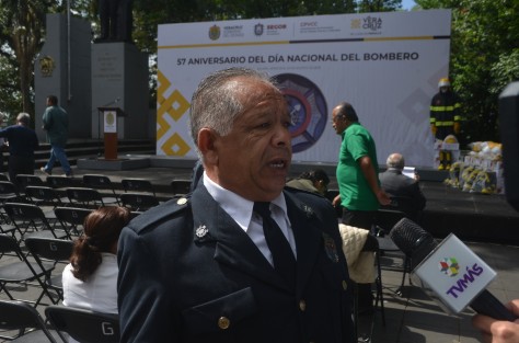 Autoridades municipales entregaron equipo a los Bomberos de Xalapa durante la conmemoración del 57 aniversario del Día Nacional del  Bombero.
