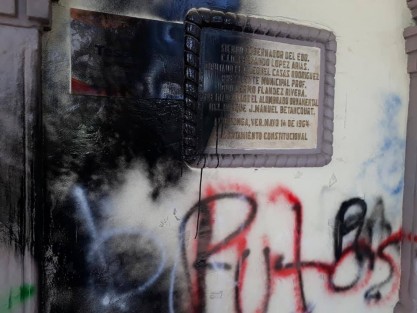 La mañana de este jueves un grupo de encapuchados causó destrozos en el Palacio Municipal de Altotonga, presuntamente por la destitución de una regidora. El cabildo se encontraba en el interior, pero nadie resultó lesionado.   