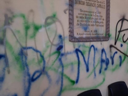 La mañana de este jueves un grupo de encapuchados causó destrozos en el Palacio Municipal de Altotonga, presuntamente por la destitución de una regidora. El cabildo se encontraba en el interior, pero nadie resultó lesionado.   