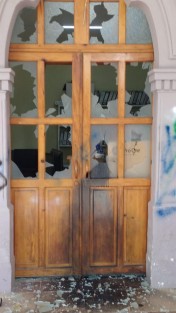 La mañana de este jueves un grupo de encapuchados causó destrozos en el Palacio Municipal de Altotonga, presuntamente por la destitución de una regidora. El cabildo se encontraba en el interior, pero nadie resultó lesionado.   