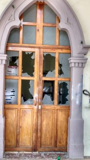 La mañana de este jueves un grupo de encapuchados causó destrozos en el Palacio Municipal de Altotonga, presuntamente por la destitución de una regidora. El cabildo se encontraba en el interior, pero nadie resultó lesionado.    