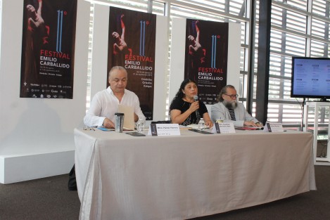 Fue presentada la 11a. edición del Festival Emilio Carballido, que se desarrollará del 26 de agosto al 1 de septiembre, en esta ocasión con tres sedes: Córdoba, Orizaba y Xalapa. Héctor Herrera, Director del Festival; Guadalupe Barrientos, subdirectora de educación e investigción artística y Arturo Jiménez, director del Teatro del Estado, dieron los detalles de la cartelera.
