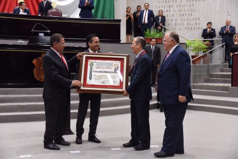 En sesión solemne, el Congreso del Estado entregó por primera vez la medalla Heberto Castillo, al investigador del Instituto de Investigaciones en Educación, Marco Antonio Rodríguez Revoredo, por su trayectoria en ciencia. El gobernador Cuitláhuac García fue el encargado de colocar la medalla.  