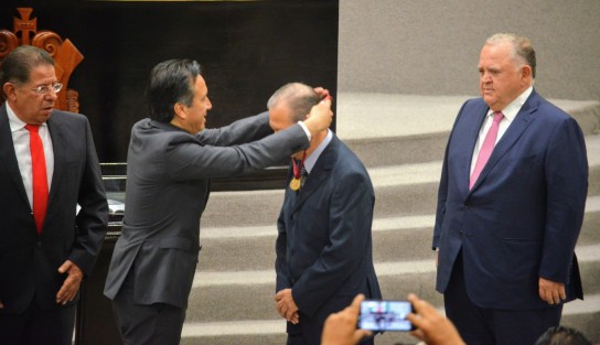 En sesión solemne, el Congreso del Estado entregó por primera vez la medalla Heberto Castillo, al investigador del Instituto de Investigaciones en Educación, Marco Antonio Rodríguez Revoredo, por su trayectoria en ciencia. El gobernador Cuitláhuac García fue el encargado de colocar la medalla.  