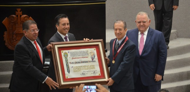 En sesión solemne, el Congreso del Estado entregó por primera vez la medalla Heberto Castillo, al investigador del Instituto de Investigaciones en Educación, Marco Antonio Rodríguez Revoredo, por su trayectoria en ciencia. El gobernador Cuitláhuac García fue el encargado de colocar la medalla.  