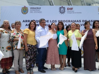 La Presidenta del DIF Estatal, Verónica Tapia, dio el arranque en Teocelo de los Programas de Asistencia Alimentaria para la Niñez Veracruzana; de desayunos escolares fríos, calientes y espacios alimentarios. Le acompañaron la Titular del DIF Teocelo, Mara Chama Villa; el Secretario de SEDES, Guillermo Fernández Sánchez; el Alcalde de Teocelo Mario Chama Díaz entre otros funcionarios. 