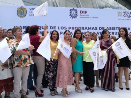 La Presidenta del DIF Estatal, Verónica Tapia, dio el arranque en Teocelo de los Programas de Asistencia Alimentaria para la Niñez Veracruzana; de desayunos escolares fríos, calientes y espacios alimentarios. Le acompañaron la Titular del DIF Teocelo, Mara Chama Villa; el Secretario de SEDES, Guillermo Fernández Sánchez; el Alcalde de Teocelo Mario Chama Díaz entre otros funcionarios. 