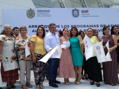 La Presidenta del DIF Estatal, Verónica Tapia, dio el arranque en Teocelo de los Programas de Asistencia Alimentaria para la Niñez Veracruzana; de desayunos escolares fríos, calientes y espacios alimentarios. Le acompañaron la Titular del DIF Teocelo, Mara Chama Villa; el Secretario de SEDES, Guillermo Fernández Sánchez; el Alcalde de Teocelo Mario Chama Díaz entre otros funcionarios.  