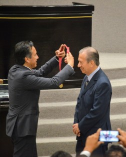 En reconocimiento a su sólida formación científica, amplia experiencia en la investigación y larga trayectoria en la innovación y aplicación de la tecnología al servicio de la educación pública, la LXV Legislatura del Estado entregó la medalla Heberto Castillo Martínez al maestro Marco Antonio Rodríguez Revoredo. 