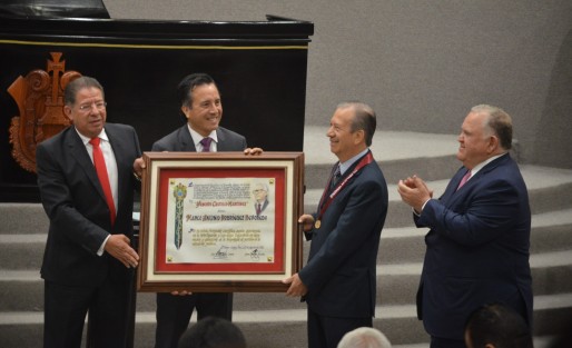 En reconocimiento a su sólida formación científica, amplia experiencia en la investigación y larga trayectoria en la innovación y aplicación de la tecnología al servicio de la educación pública, la LXV Legislatura del Estado entregó la medalla Heberto Castillo Martínez al maestro Marco Antonio Rodríguez Revoredo. 