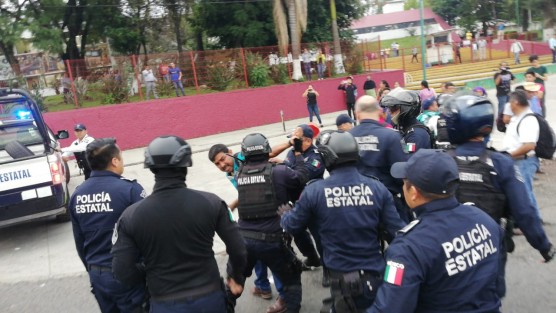 Elementos de la SSP acudieron a retirar a padres de familia manifestantes de Chicontepec, quienes bloquearon por tres horas la circulación de la carretera Xalapa - Veracruz, frente a la SEV, como presión para que se resuelva su demanda.